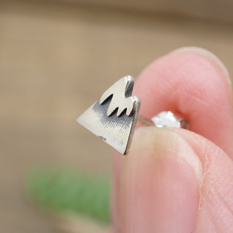 ♻️ Aretes de montaña con cima nevada de plata de ley reciclada