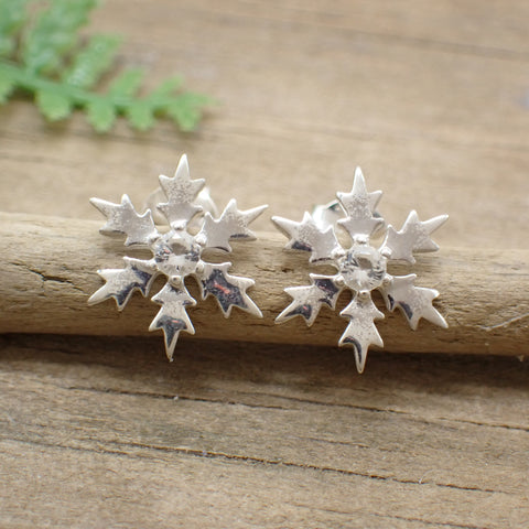 ♻️ Boucles d'oreilles à tige en forme de flocon de neige en argent sterling recyclé avec centre en cristal