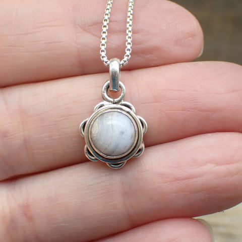 Colgante de plata de ley con piedra preciosa de ágata de encaje azul