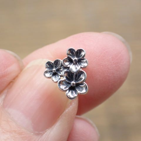 ♻️ Aretes de flor de cerezo de plata de ley reciclada