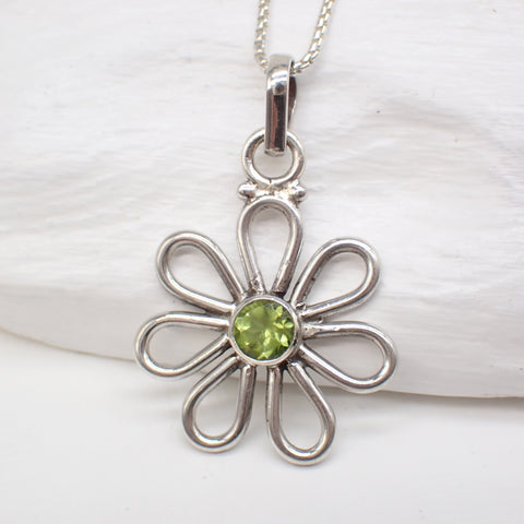 Colgante de margarita de plata de ley con peridoto facetado