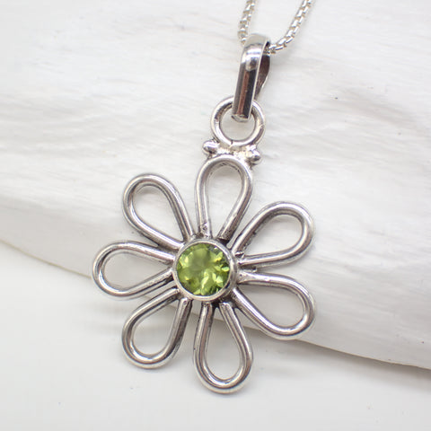 Colgante de margarita de plata de ley con peridoto facetado