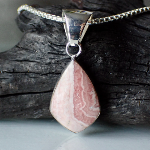 Pendentif en argent sterling rhodochrosite par l'artiste amérindienne Cathy Webster