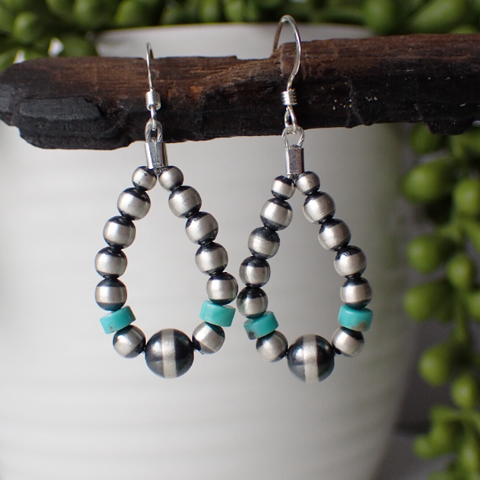 Boucles d'oreilles créoles en argent sterling avec perles Navajo et turquoise par un artiste amérindien