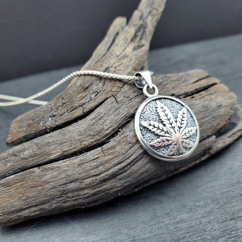 Charme de marijuana en argent sterling