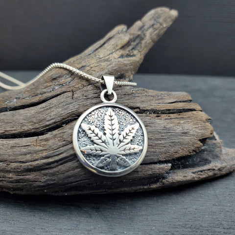 Charme de marijuana en argent sterling