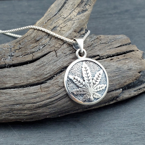 Charme de marijuana en argent sterling