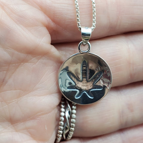 Charme de marijuana en argent sterling