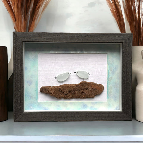 Dos pájaros de cristal marino en el arte de guijarros de la familia Driftwood