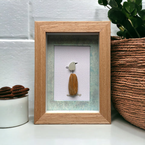 Mini pájaro de cristal marino en imagen de madera flotante