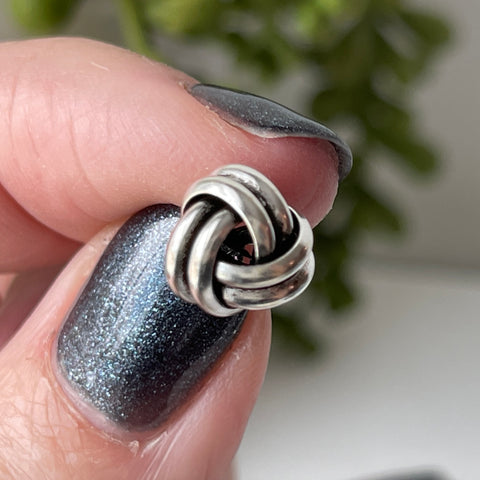 Pendientes de nudo de plata de ley