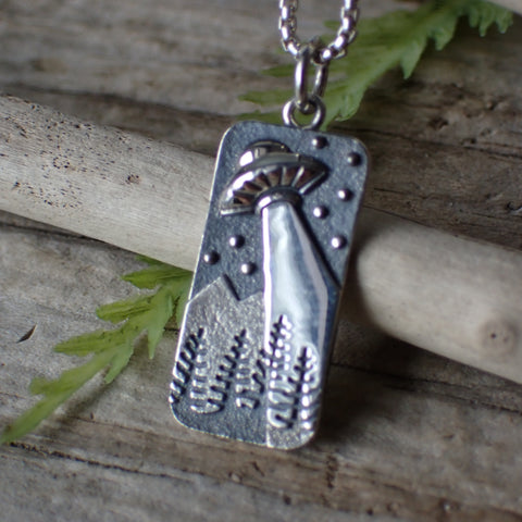 ♻️ Collier de charme OVNI en argent sterling recyclé