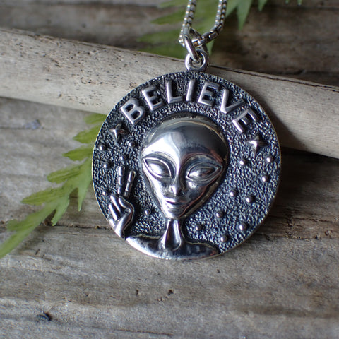 ♻️ Collier à breloques extraterrestres en argent sterling recyclé I Believe