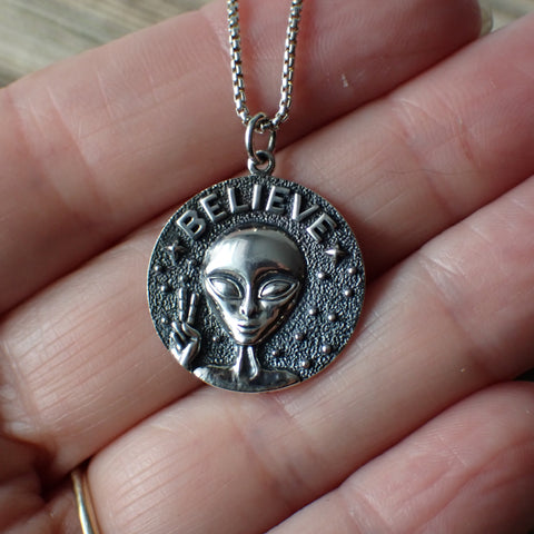 ♻️ Collier à breloques extraterrestres en argent sterling recyclé I Believe