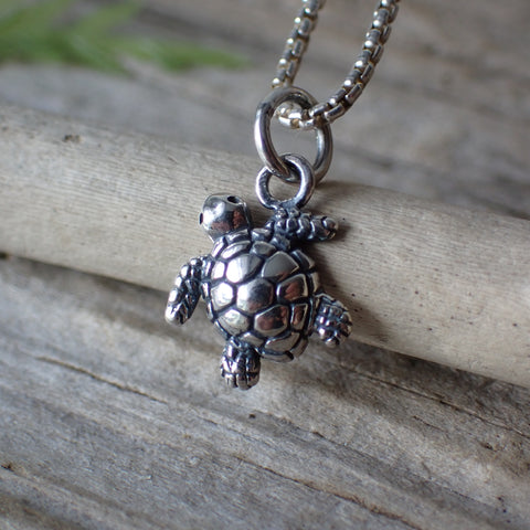 ♻️ Collier de charme mini bébé tortue de mer en argent sterling recyclé