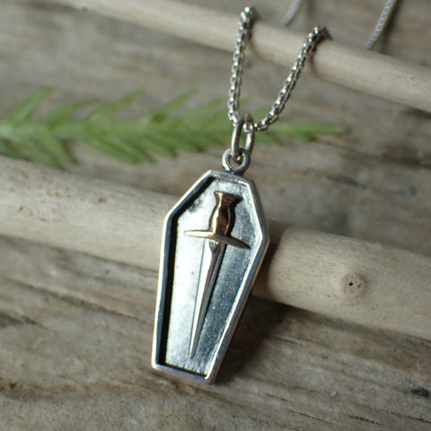 ♻️ Collier de charme cercueil et poignard en argent sterling recyclé