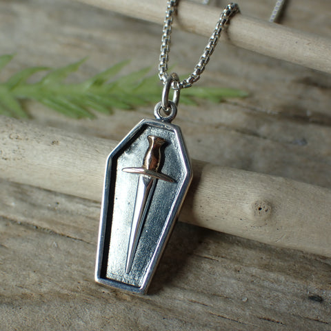 ♻️ Collier de charme cercueil et poignard en argent sterling recyclé