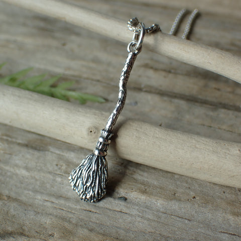 ♻️ Collier balai de sorcière en argent sterling recyclé