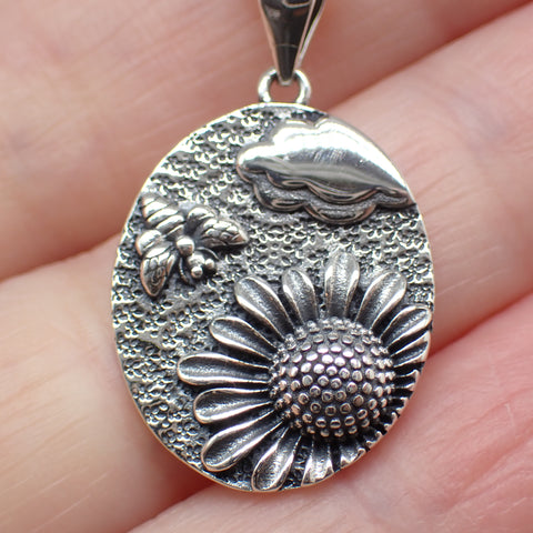 Charm de plata de ley con escena de abeja y girasol