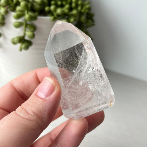 Point de quartz clair avec inclusion 