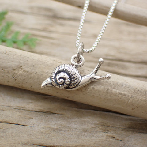 ♻️ Collier de charme d’escargot minuscule en argent sterling recyclé