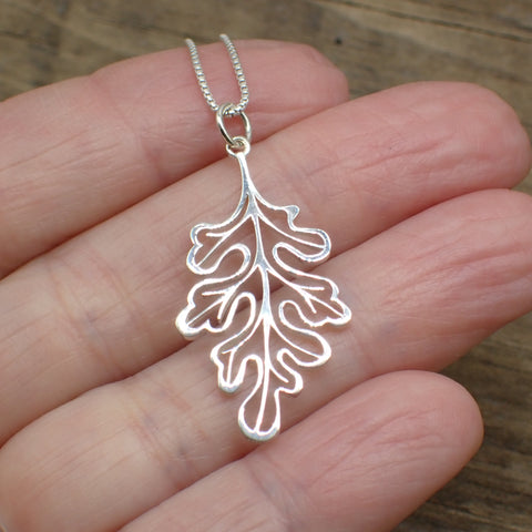 ♻️ Collier de charme en feuille de chêne ajouré en argent sterling recyclé