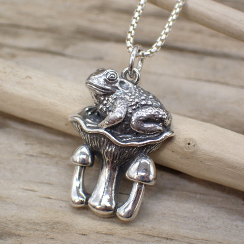 toad on a mushroom charm