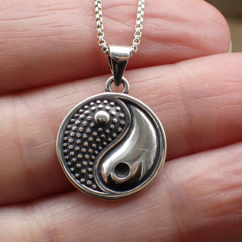 Charm Yin Yang de plata de ley