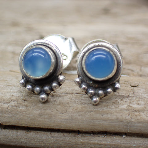 Boucles d'oreilles à tige en argent sterling et calcédoine bleue 