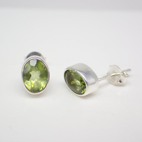 Aretes de plata de ley con peridoto facetado