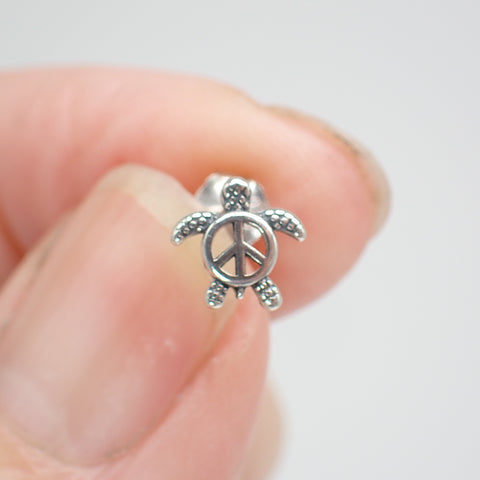 Pendientes de tuerca con forma de tortuga con signo de la paz en plata de ley