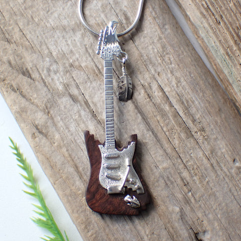 Pendentif guitare réaliste en bois et argent sterling par William Anderson