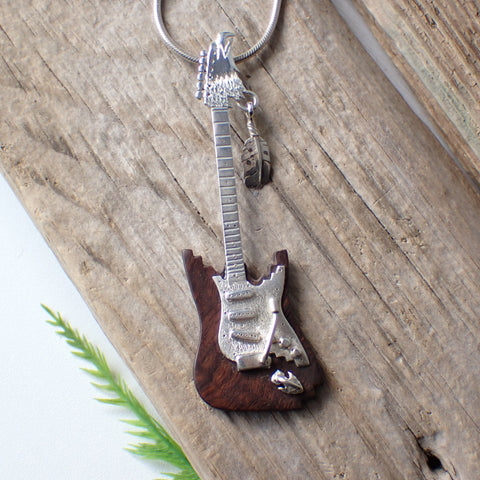 Pendentif guitare réaliste en bois et argent sterling par William Anderson