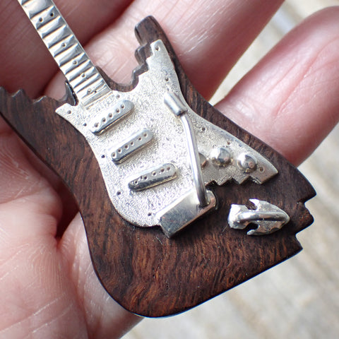 Pendentif guitare réaliste en bois et argent sterling par William Anderson