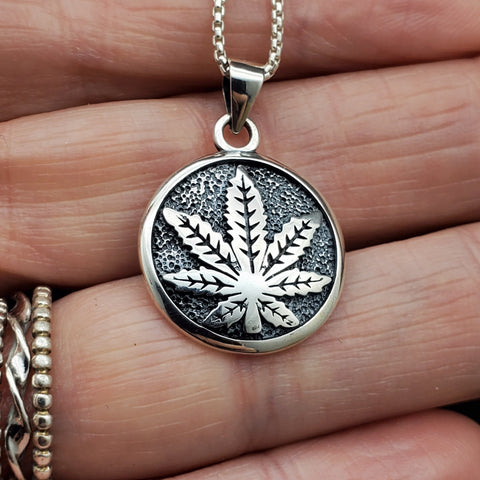 Charm de marihuana en plata de ley