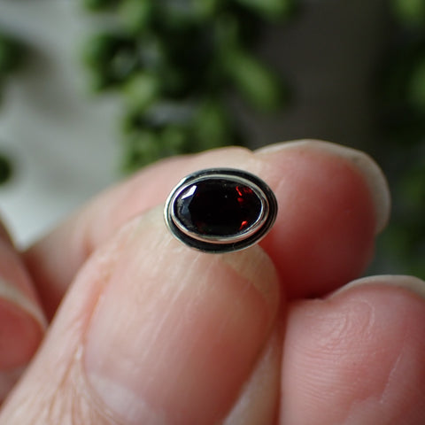 Boucles d'oreilles à tige en argent sterling à facettes grenat