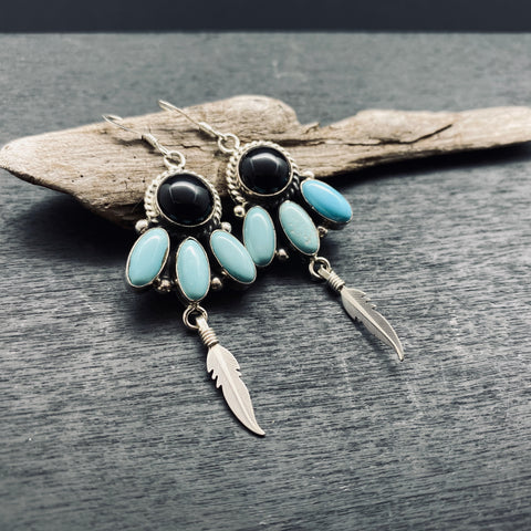 Pendientes de plata de primera ley hechos en Navajo con turquesa y ónix en blanco